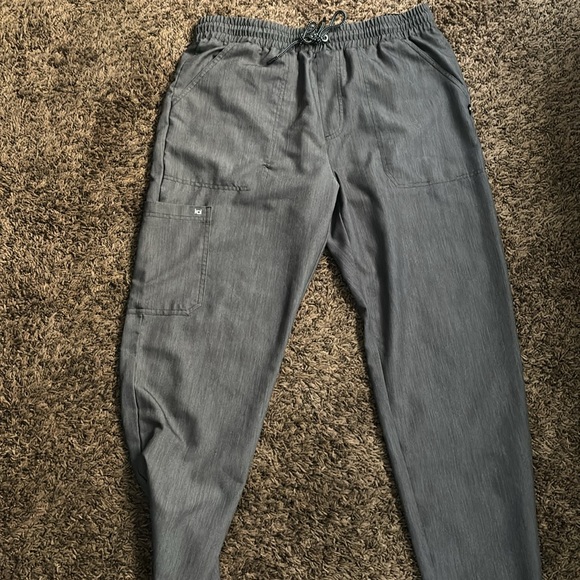 Koi Men’s Scrub Set (Grey) - Picture 4 of 6